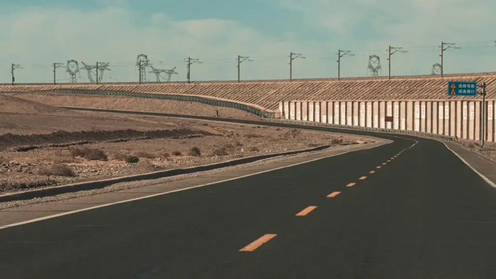 Guia prático pa marcas moçambicanas sobre como encontrar criadores franceses no Twitter e usar UGC pra promover gear de viagem.