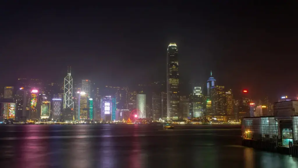 Guia prático para criadores em Moçambique que querem contactar marcas da República Checa no TikTok, com táticas locais, exemplos e modelo de pitch.