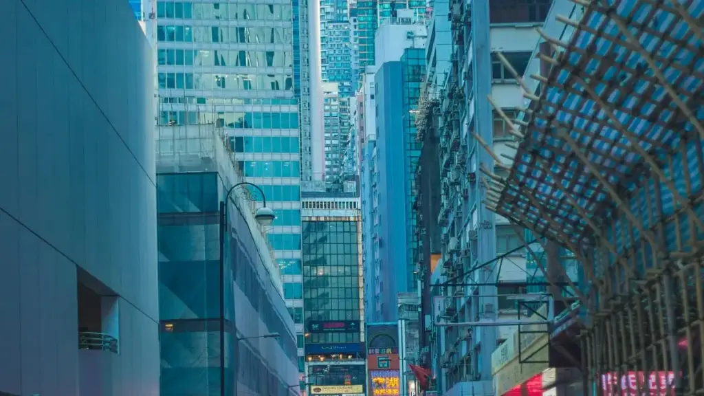 Guia prático para anunciantes em Moçambique que querem parceiros locais na República Checa: onde procurar, como avaliar, contactos e táticas de abordagem.