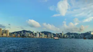 Guia prático para criadores em Moçambique: como achar e abordar marcas jordanianas no Reddit para criar vlogs de viagem com contrato.