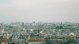 Guia prático para criadores em Moçambique: como encontrar, abordar e fechar parcerias com marcas da Estónia no Chingari para criar guias de viagem rentáveis.