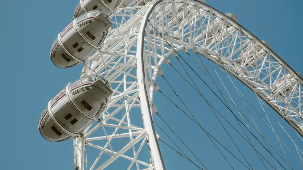 Практичен водич за брендови во Mozambique што сакаат да најдат креатори од Ирска, да градат паметни collab-и и да не трошат буџет на празни лајкови.